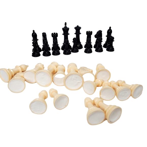 1969 Milton Bradley 32 Piece Plastic Chess Men Set Staunton VA Design 421 - Picture 4 of 11